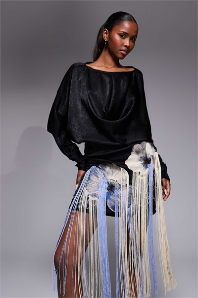 Атласное мини-платье с цветочной вышивкой и бахромой артикул 153153766