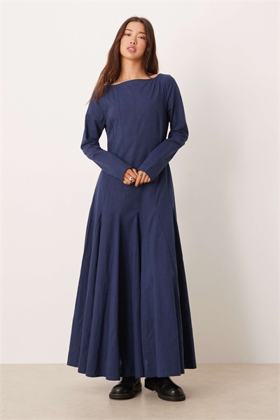 Макси-платье с V-образным вырезом и пышной юбкой артикул 152558893