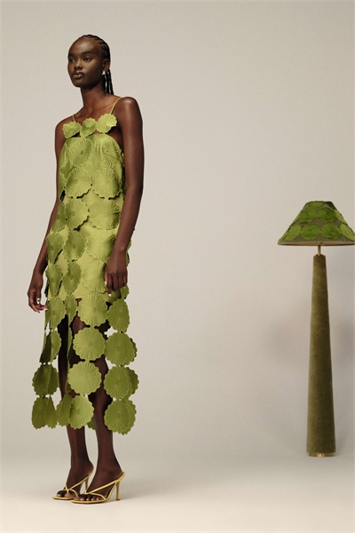 Цветочное платье средней длины с ажурной отделкой и бахромой по подолу, оливково-зеленого цвета артикул 138339613