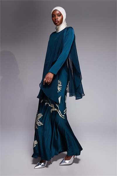 Макси-платье с накидкой, тенью и цветочным декором артикул 152153062