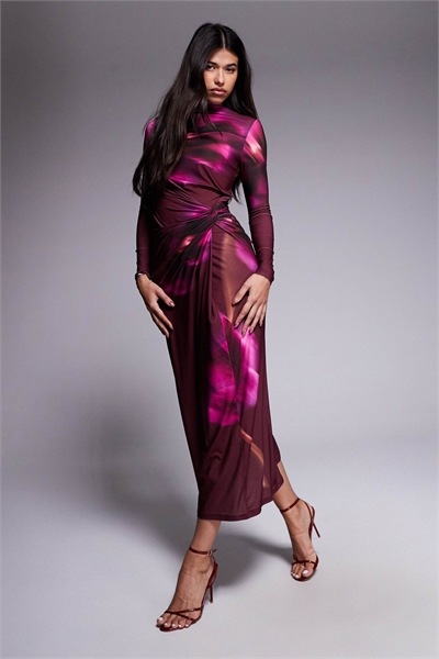 Эксклюзивное макси-платье с высоким воротником и фиолетовым цветочным принтом артикул 150202174