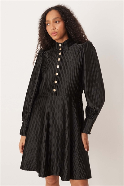 Мини-платье из атласа с высоким воротником и застежкой на пуговицах спереди артикул 151226535