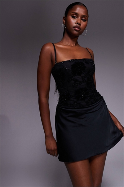 Мини-платье с драпированной юбкой и съемными бретелями артикул 148516450