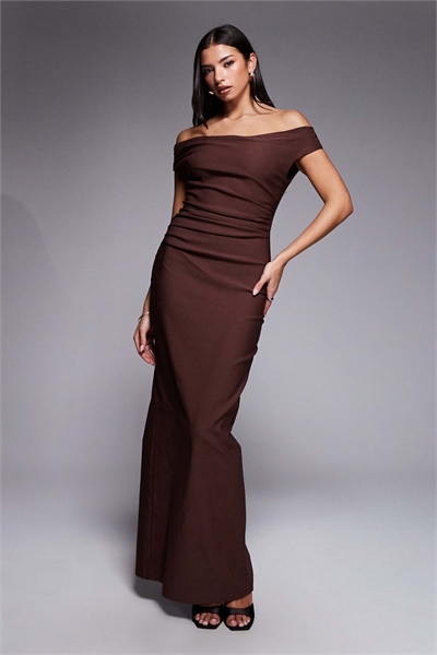 Макси-платье из бенгалина с открытыми плечами и рюшами спереди артикул 153682390