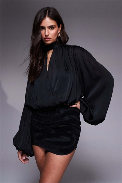 Мини-платье-блузон с длинными рукавами и глубоким вырезом, с юбкой с жесткой конструкцией артикул 150235187