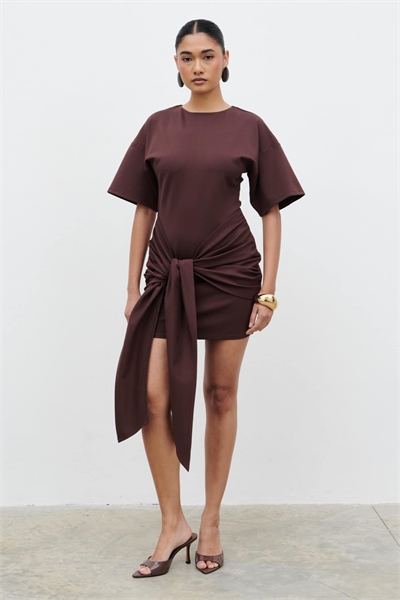 Мини-платье из джерси «Оливия» с заниженными плечами, завязками и драпировкой артикул 153148905