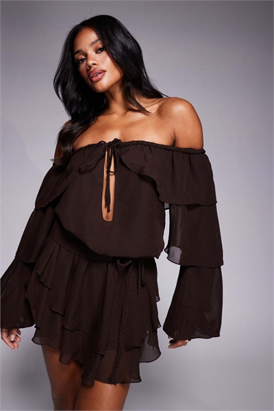 Мини-платье из шифона с открытыми плечами, многослойными воланами артикул 148293601