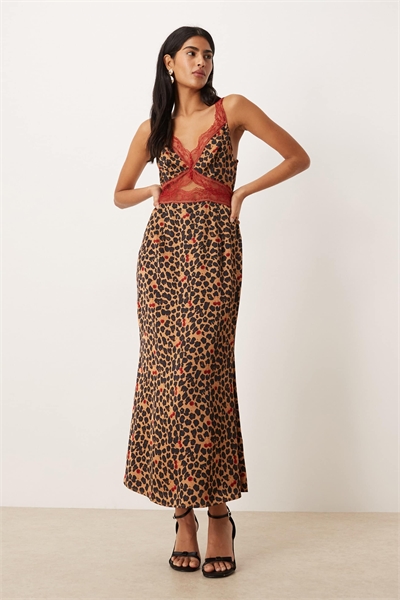 Платье-миди из атласа с красной кружевной отделкой и вырезами, с вишнево-леопардовым принтом артикул 152557226