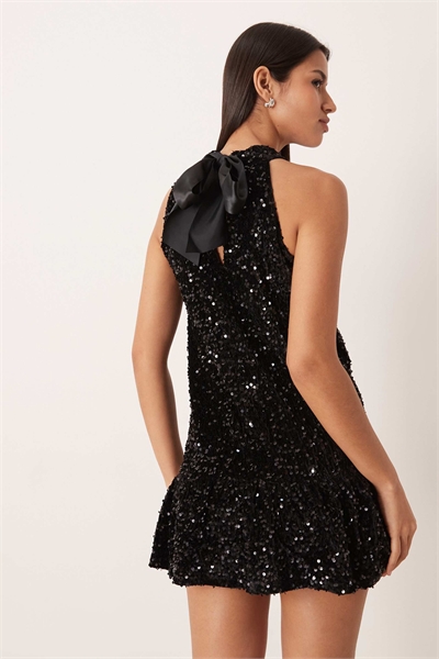 Мини-платье с завязкой на спине и пайетками, с волнистым подолом артикул 150938511