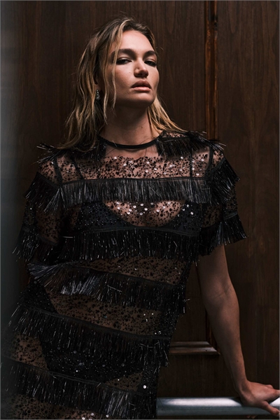 Мини-платье-футболка с прозрачной полоской, пайетками и кисточками артикул 152799254