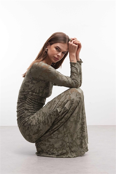 Макси-платье с длинными рукавами и рюшами из деворе артикул 154386471