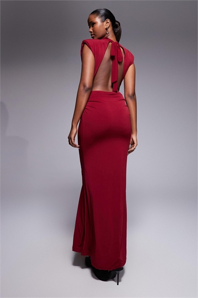 Макси-платье с высоким воротником, драпировкой, плечевыми накладками и открытой спиной артикул 155001894