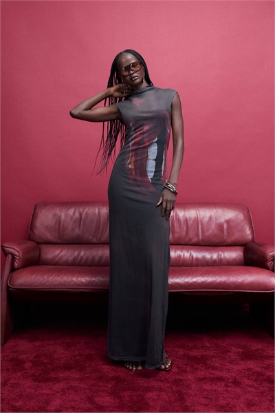 Макси-платье из сетчатого материала с высоким воротником и принтом в виде губ артикул 155647356