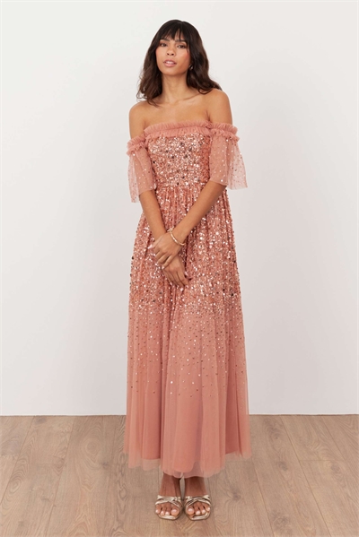 Платье-миди с открытыми плечами и декоративными элементами артикул 154345709