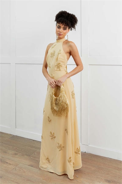 Макси-платье с открытой спиной и завязками на шее, украшенное декоративными элементами артикул 154610530