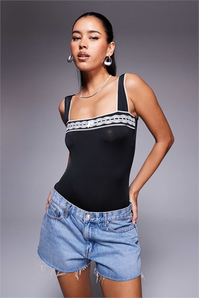 Боди с квадратным вырезом и кружевной отделкой артикул 141415092