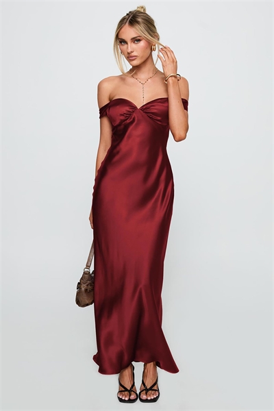 Очаровательное атласное макси-платье с рюшами на груди, открытыми плечами и открытой спиной артикул 150660849