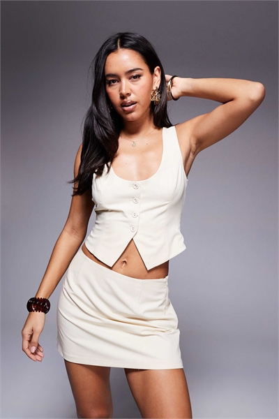 Комплект из жилета с вырезом «лодочка» и бантиком на спине, а также мини-юбки от Hikaru артикул 140137406