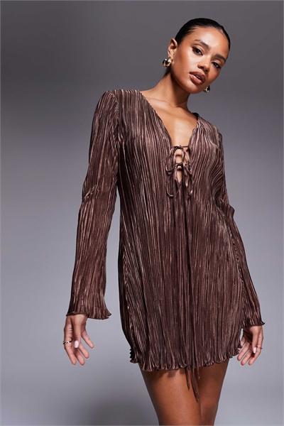 Мини-платье с расклешенными рукавами и завязками спереди, с плиссировкой артикул 148071797