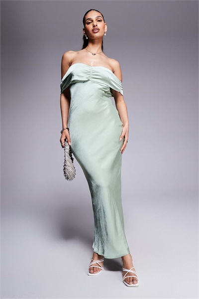 Макси-платье из атласа с декольте «бардо» и рюшами на груди артикул 140566894