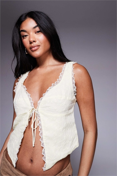 Топ с завязками спереди и разрезом, украшенный кружевной отделкой в виде ракушки от Merrelle артикул 141415116