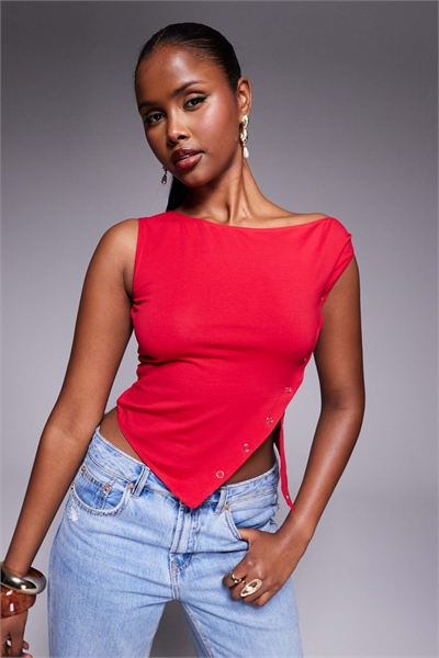 Топ с широким вырезом и асимметричной застежкой-кнопкой красного цвета артикул 140373396
