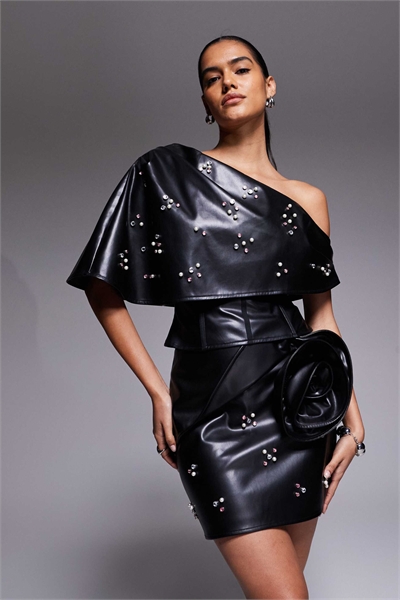 Мини-юбка из полиуретана с украшением и брошью артикул 149081172