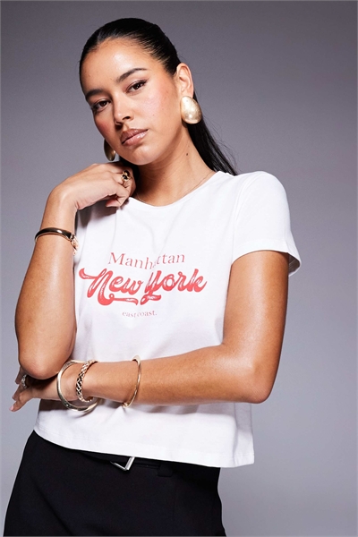 Укороченная футболка в стиле «бейби-ти» с принтом «Восточное побережье Нью-Йорка» артикул 140137316