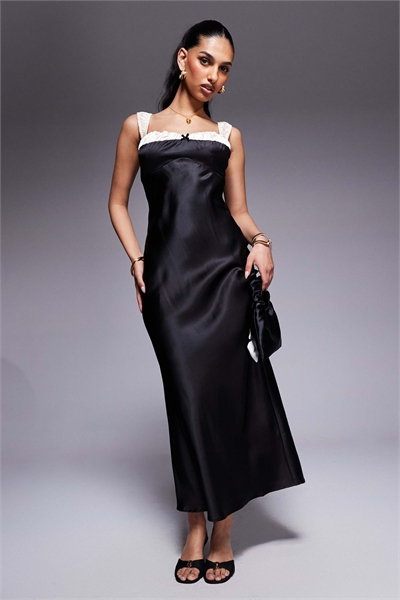 Макси-платье с атласным контрастным ремешком и бантиком спереди артикул 140562734