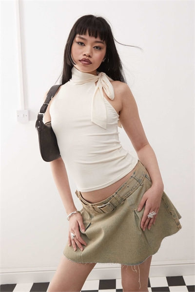 Обтягивающий топ с завязками на шее кремового цвета артикул 140373385