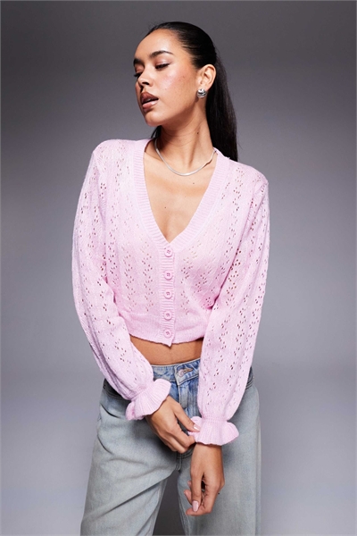 Короткий кардиган с воланами и открытой вязкой артикул 140137329