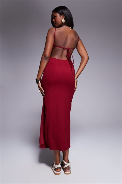 Платье-миди с облегающим силуэтом, текстурированной тканью, круглым вырезом и завязками на спине артикул 140373403