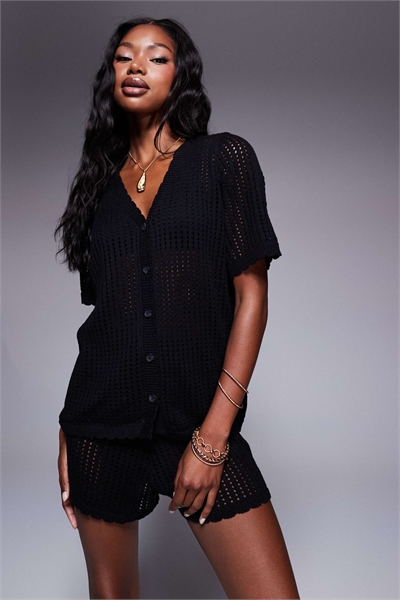 Комплект из рубашки с пуговицами спереди и шорт, отделанных вязаной оборкой артикул 140566869