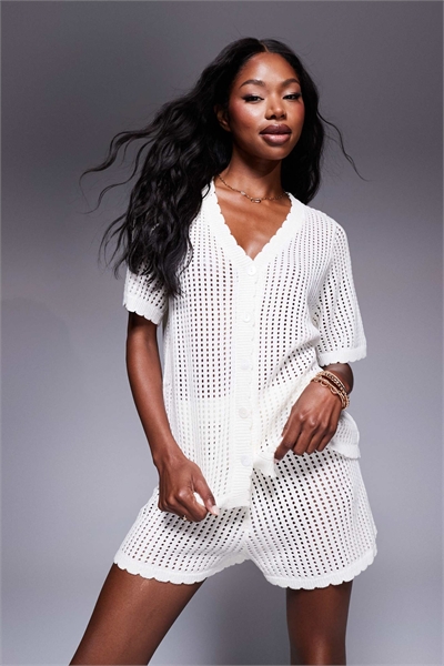 Комплект из рубашки с пуговицами спереди и шорт, отделанных вязаной оборкой артикул 140566870