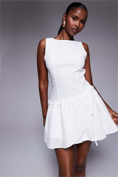 Мини-платье Cosie с вышивкой, без рукавов, завязками по бокам и оборками по низу артикул 146840238