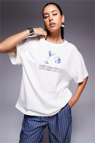 Футболка свободного кроя с коктейльным принтом «More Than Friends» артикул 140137313