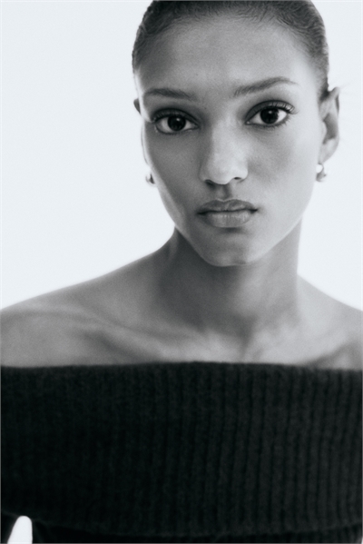 Трикотажный топ с отворотом на плечо артикул 1293121003