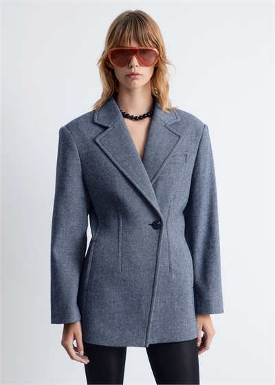 Приталенный блейзер с накладными плечами артикул 1297802001