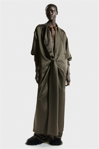 Длинное атласное платье артикул 1319761001