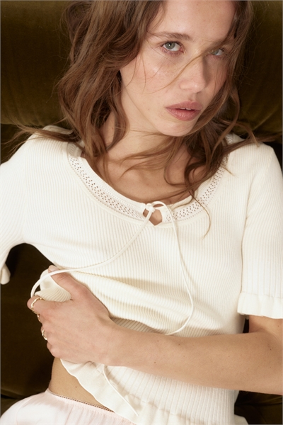 Топ с ребристой вязкой и оборками артикул 1331318001