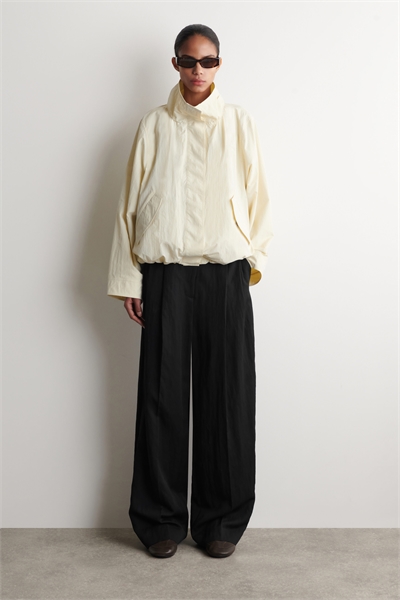 Нейлоновая куртка с воронкообразным горлом артикул 1316485002