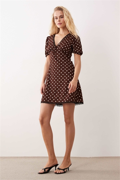 Мини-платье с кружевной отделкой в горошек, коричневого цвета - BROWN артикул 155595785