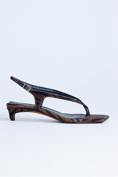 Сандалии Sunshine на среднем каблуке с ремешком между пальцами артикул 152941661