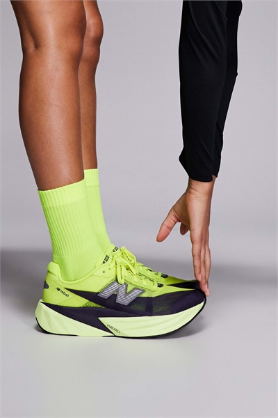 Женские кроссовки для бега Fuelcell Rebel v5 артикул 150234647