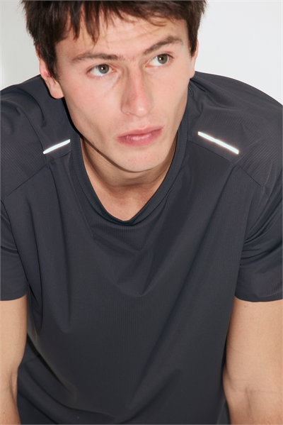 Легкая охлаждающая футболка для бега артикул 1323814001