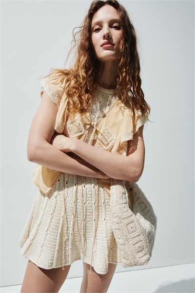 Блузка с оборками и кружевной отделкой артикул 1323785002