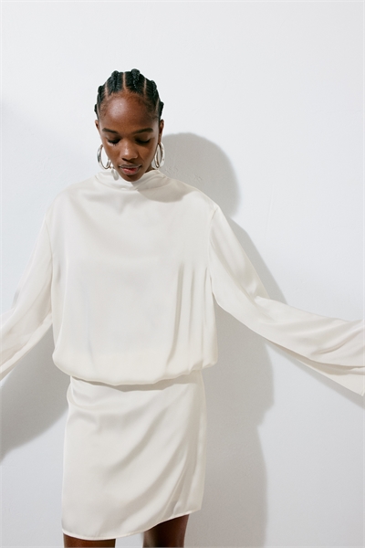 Платье из атласа с драпировкой артикул 1329080001