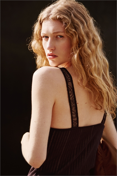 Топ из ребристой ткани с кружевными вставками артикул 1330370001