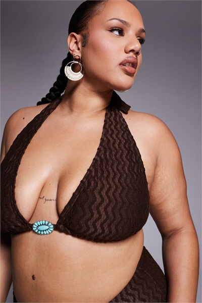 Бикини-топ с текстурной отделкой и завязками за шеей артикул 153323599