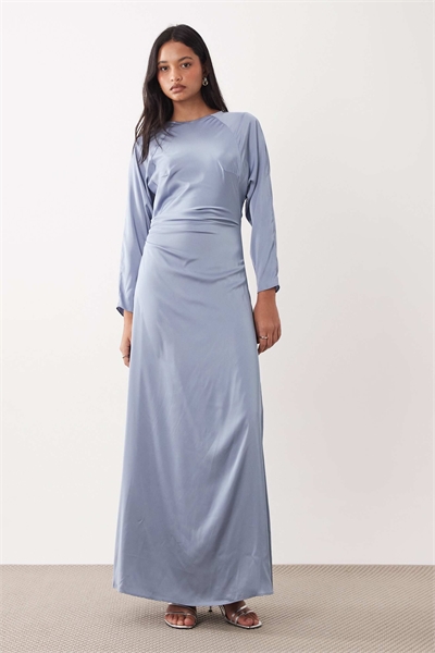 Длинное атласное платье с длинными рукавами для подружки невесты артикул 154078325